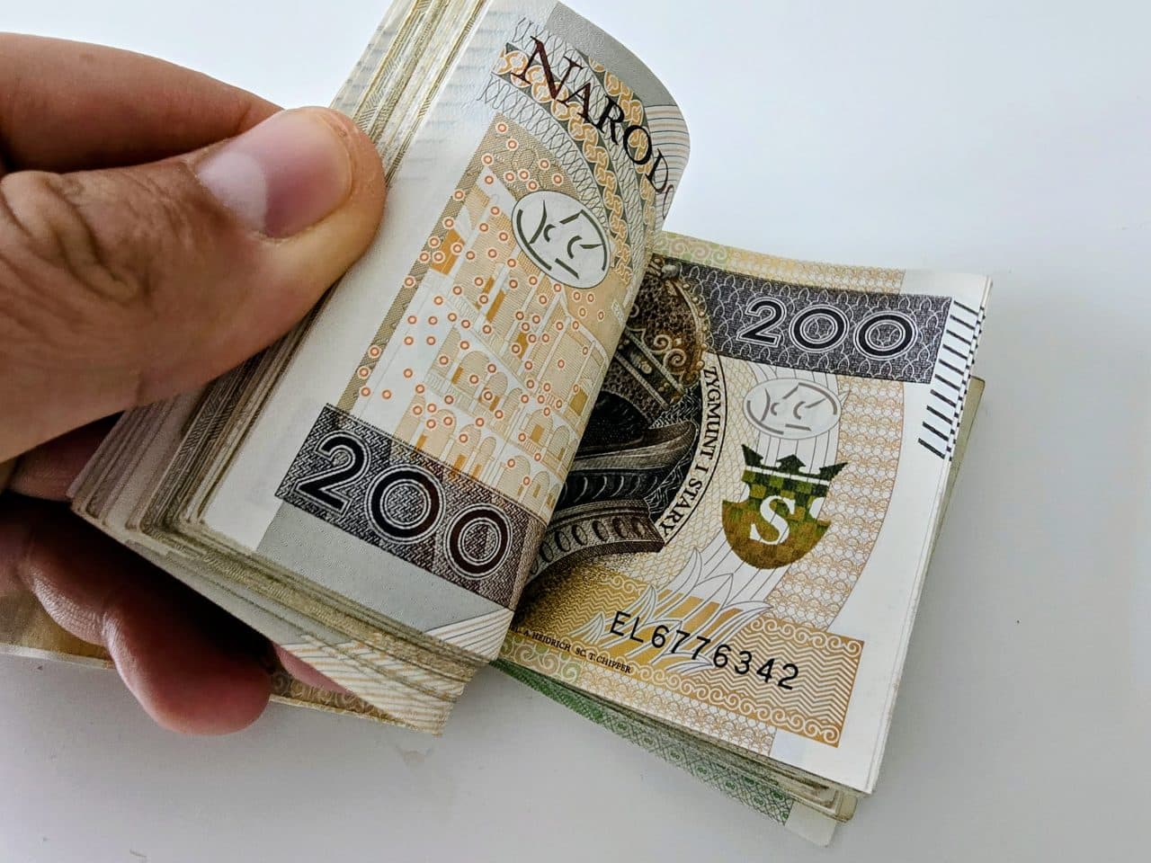 75-latek stracił 130 tysięcy złotych. Oszuści kazali mu przekazać gotówkę kurierowi