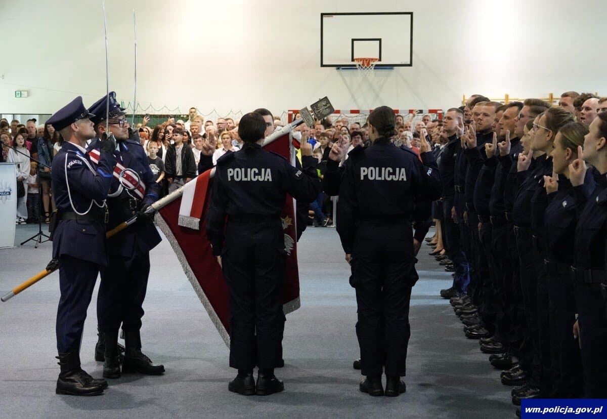 87 nowych policjantów złożyło ślubowanie. Część z nich trafi do komendy w Giżycku