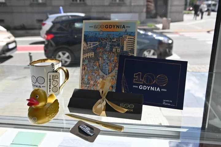 9 lipca 2026Gdyńskie bombki schodzą z półek latem. MIT ma więcej pamiątek na 100-lecie