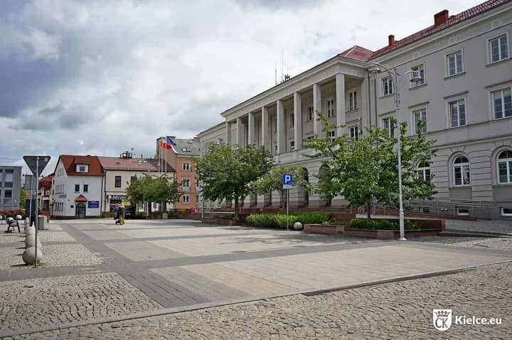 9 lipca 2026Na Placu Konstytucji pojawiły się nowe słupy LED. Inwestycja jest już na finiszu