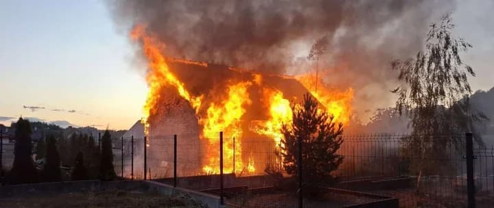 9 lipca 2026W Karakulach ogień strawił cały budynek. Do akcji ruszyło 27 strażaków