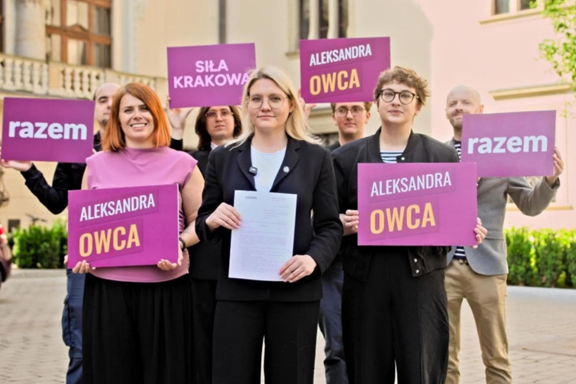 A. Owca domaga się od władz miasta szybszej transkrypcji aktów małżeństw jednopłciowych