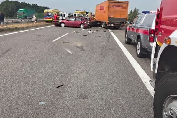 A4 zablokowana po dwóch wypadkach. Utrudnienia potrwają do południa