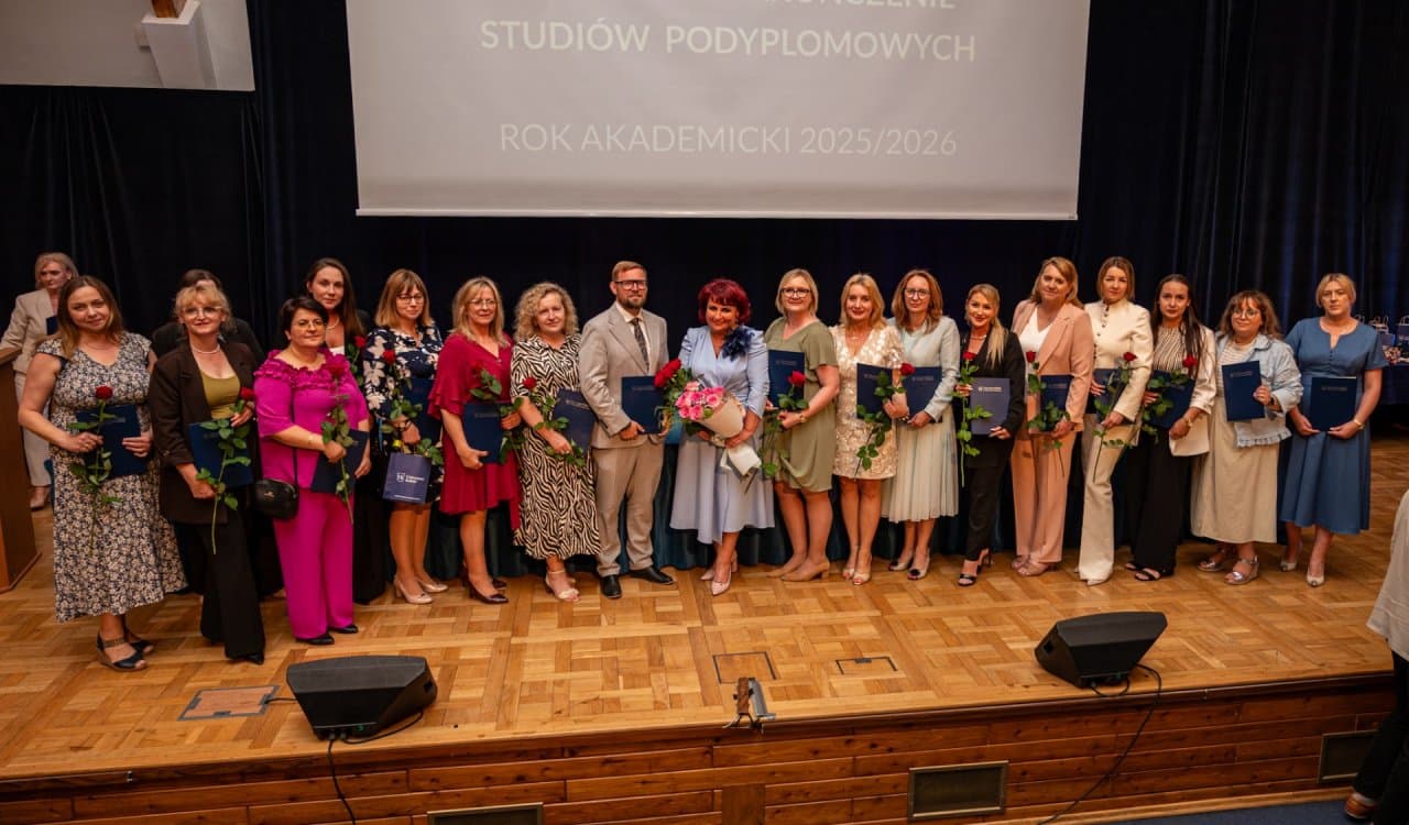 Absolutoria na Uniwersytecie Kaliskim. Ponad 240 osób świętowało ukończenie studiów