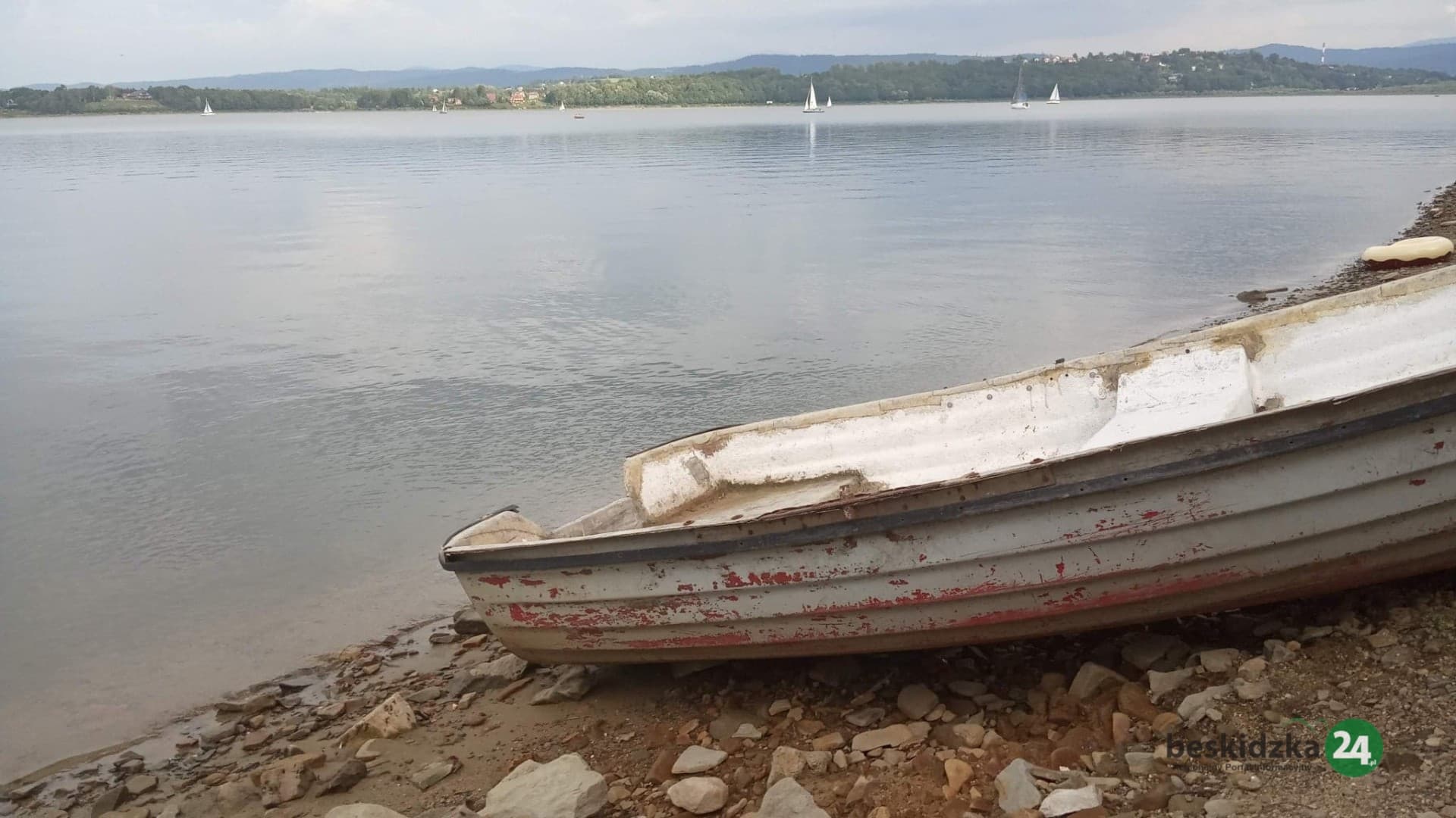 Akcja poszukiwawcza na Jeziorze Żywieckim. Silny wiatr wywrócił łodzie