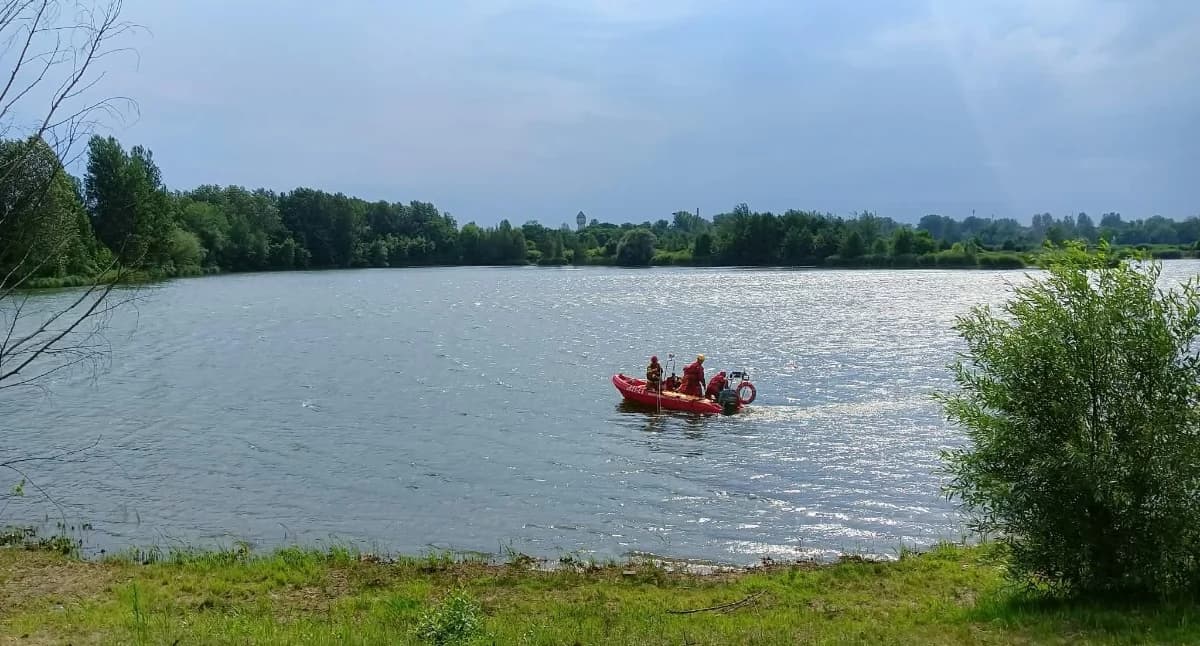 Akcja ratunkowa na Hubertusie. Strażacy szukają mężczyzny, który zniknął pod wodą 3
