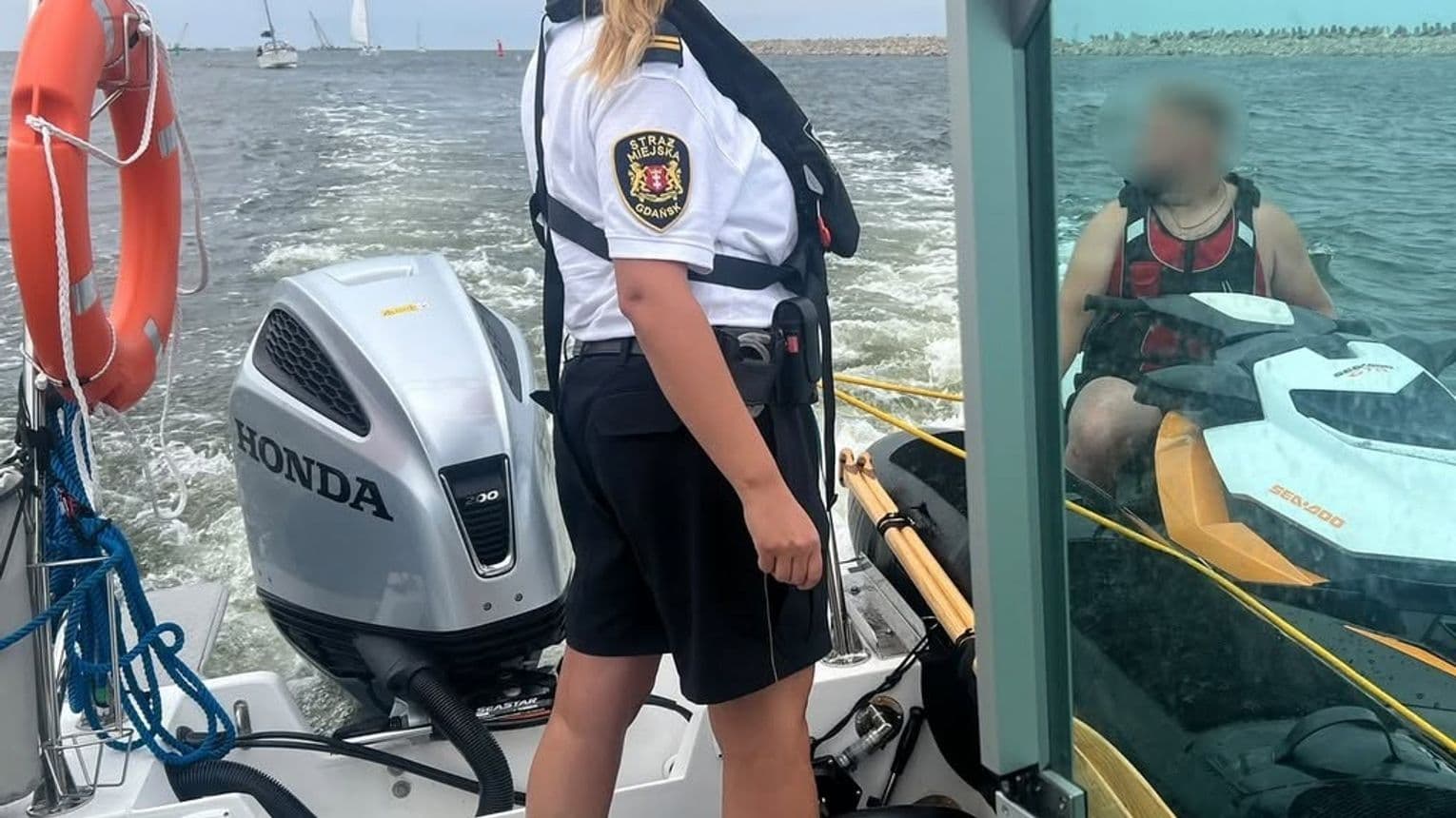 Akcja ratunkowa na Martwej Wiśle. Skuter wodny rozbił się o falochron