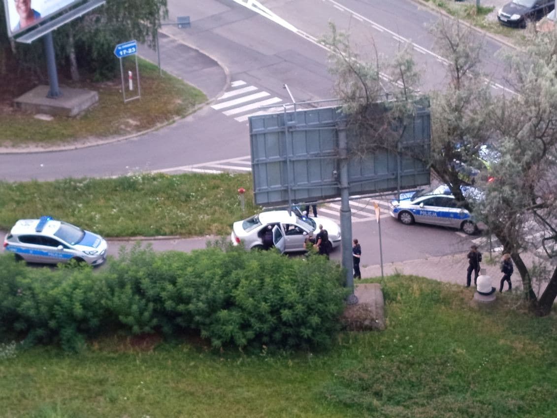 Akcja służb po awanturze przy poznańskim osiedlu. "Człowiek w kajdankach"
