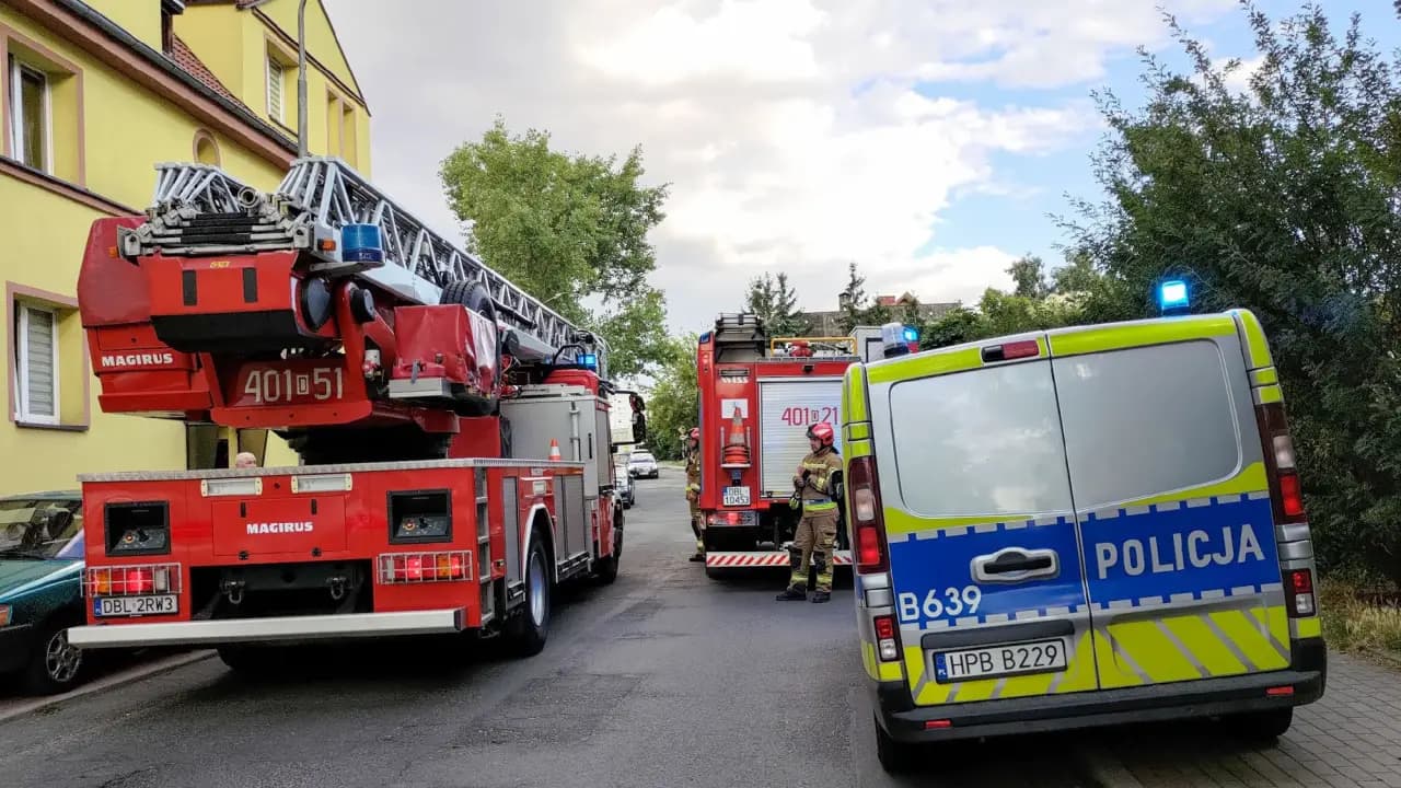 Akcja służb w budynku przy Gałczyńskiego. Na miejscu straż pożarna, pogotowie i policja
