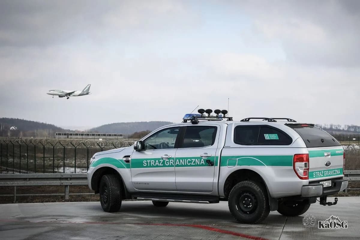 Alarm na lotnisku w Krakowie. W bagażu pasażera wykryto niebezpieczny przedmiot