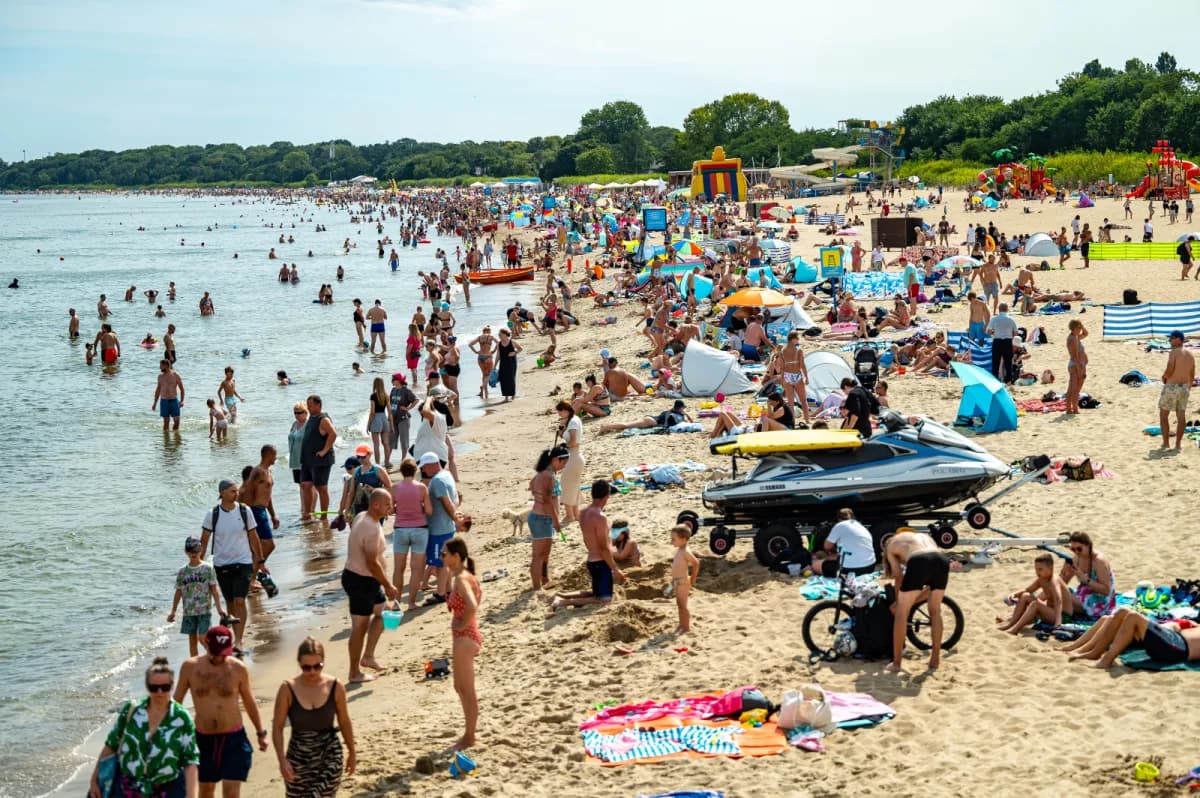 Alkohol na plaży. Ratownicy i lekarze alarmują: "Pijani plażowicze to codzienność"
