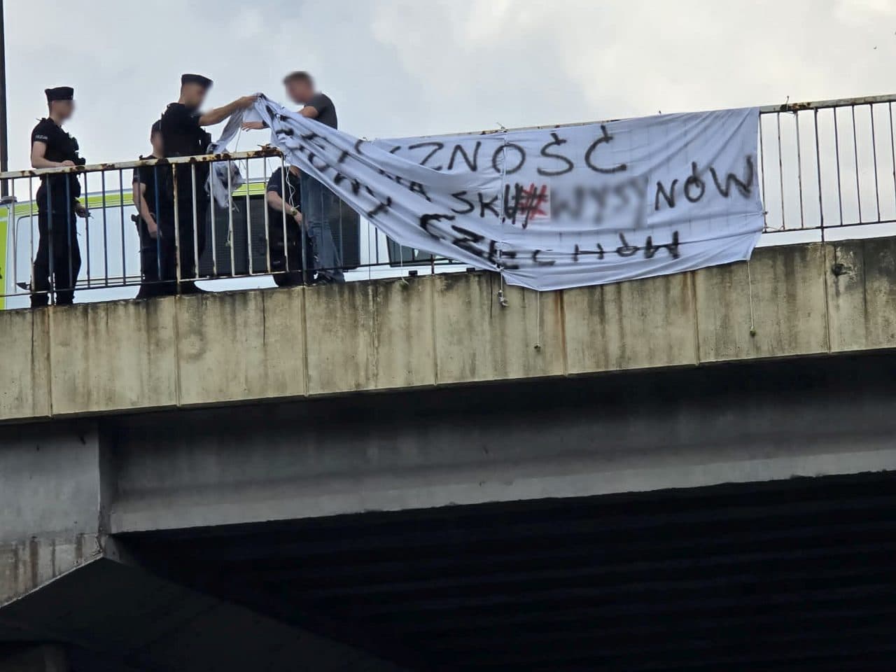Antyukraiński baner na wiadukcie w Lublinie. Sprawą zajęła się prokuratura
