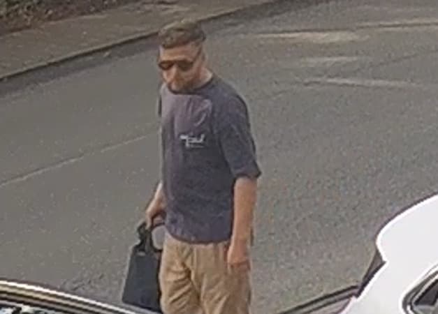 Atak przy poznańskim przystanku. Szukają tego mężczyzny. Mówił w języku angielskim