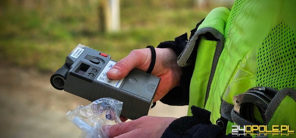 Audi trafiło na parking. Kierowca miał ponad 1,5 promila