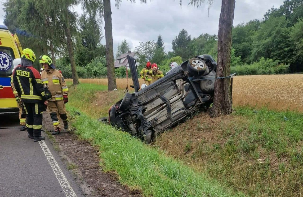 Audi zderzyło się z mercedesem i dachowało. Znajdujący się w aucie mężczyźni mieli po blisko 3 promile