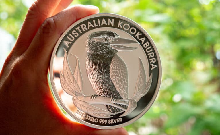 Australijskie monety kolekcjonerskie i granulat srebra na licytacji śląskiej KAS