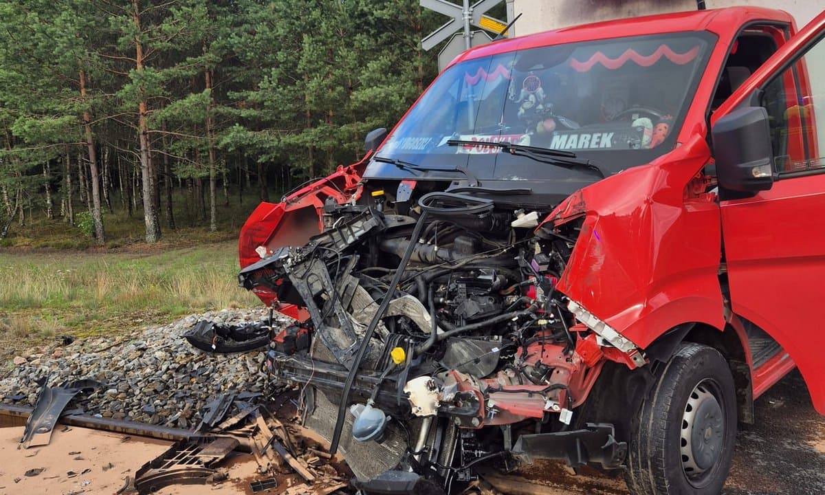 Auto dostawcze uderzyło w pociąg