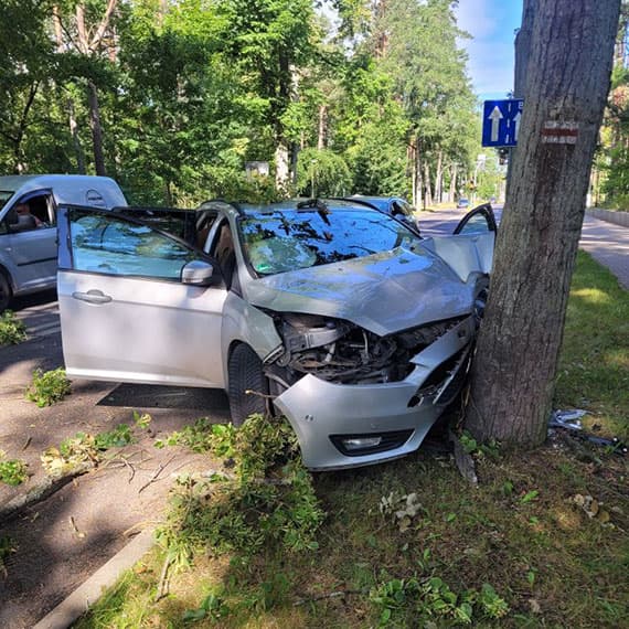 Auto na niemieckich numerach uderzyło w drzewo na Wojska Polskiego. Na miejscu policja i pogotowie