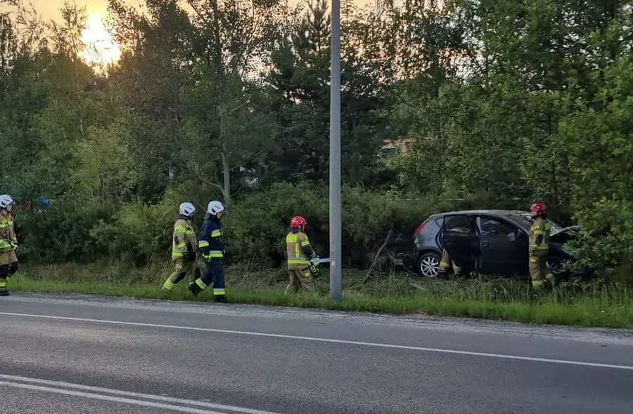 Auto w krzakach przy obwodnicy Wadowic. Ta kolizja wyglądała naprawdę groźnie