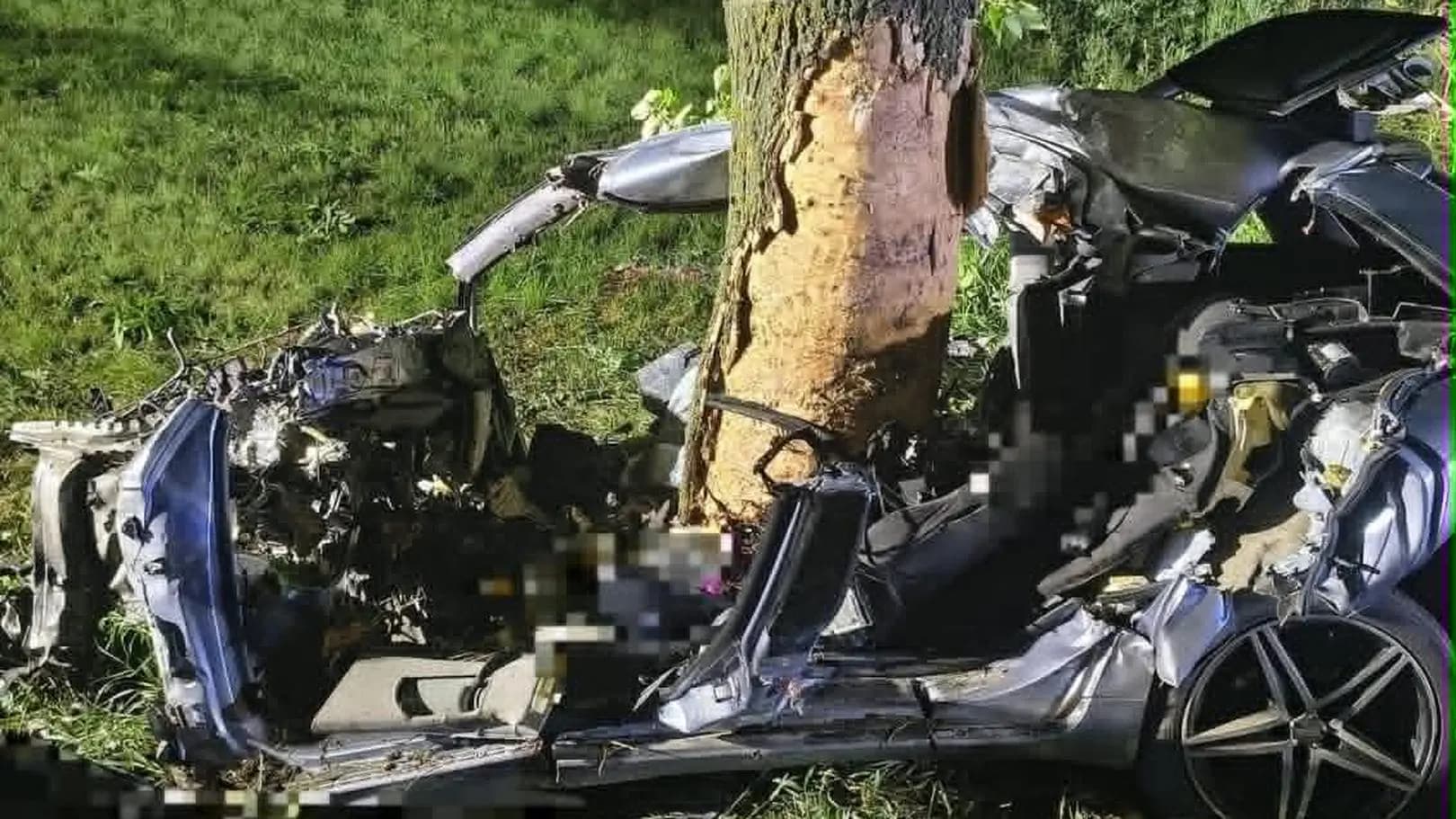 Auto wbiło się w drzewo i rozpadło, kierowca nie przeżył