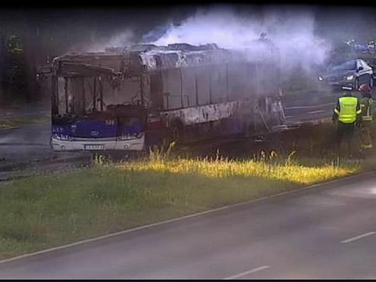 Autobus doszczętnie spłonął na skrzyżowaniu. Pasażerka i kierowca uciekli przed ogniem