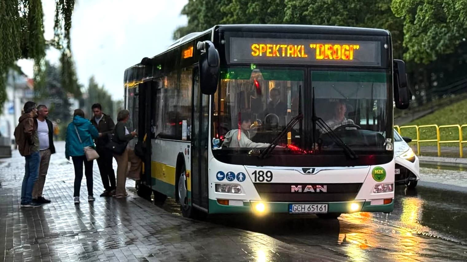Autobus MZK Chojnice stał się niezwykłą sceną teatralną