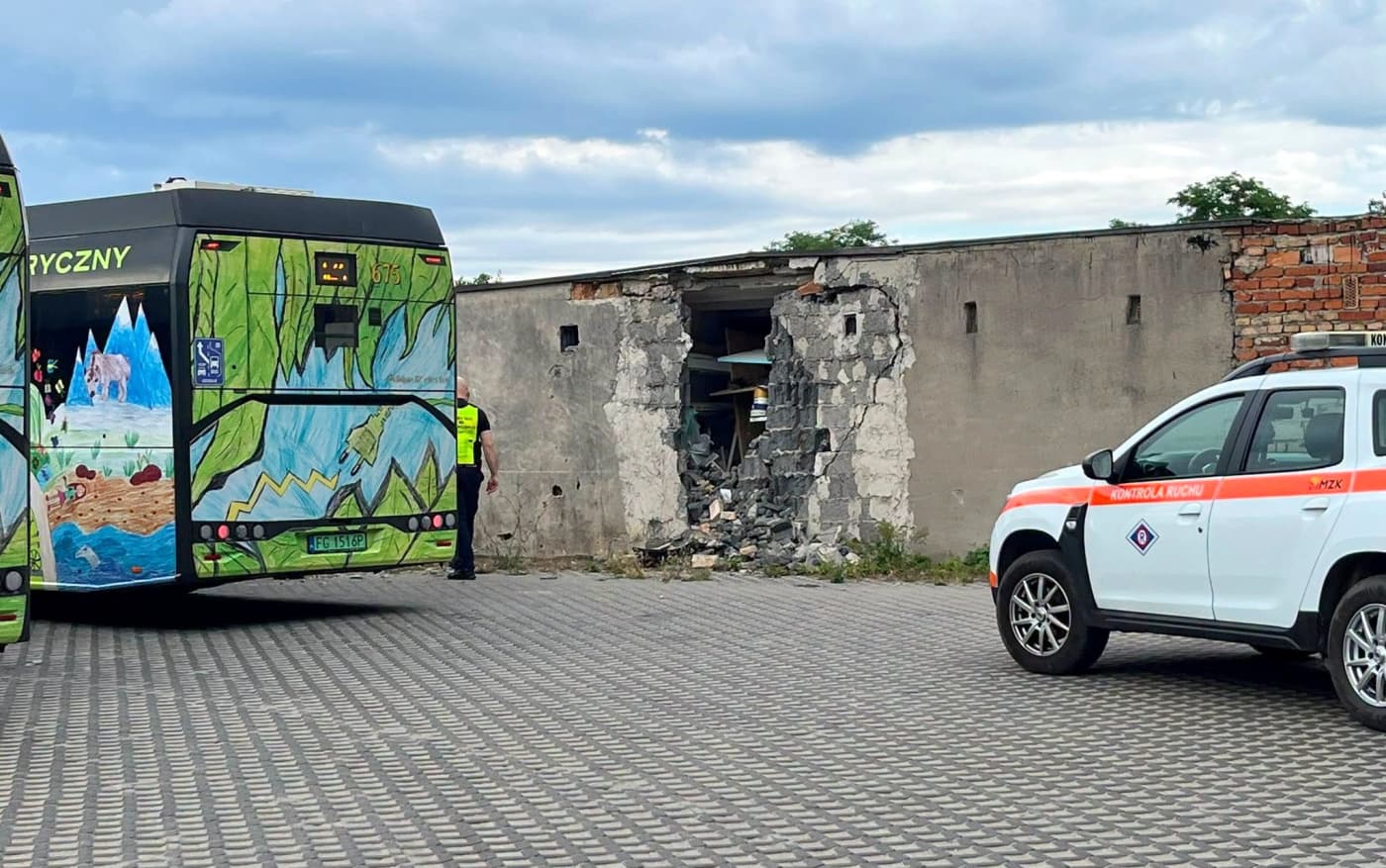Autobus MZK uderzył w ścianę garażu