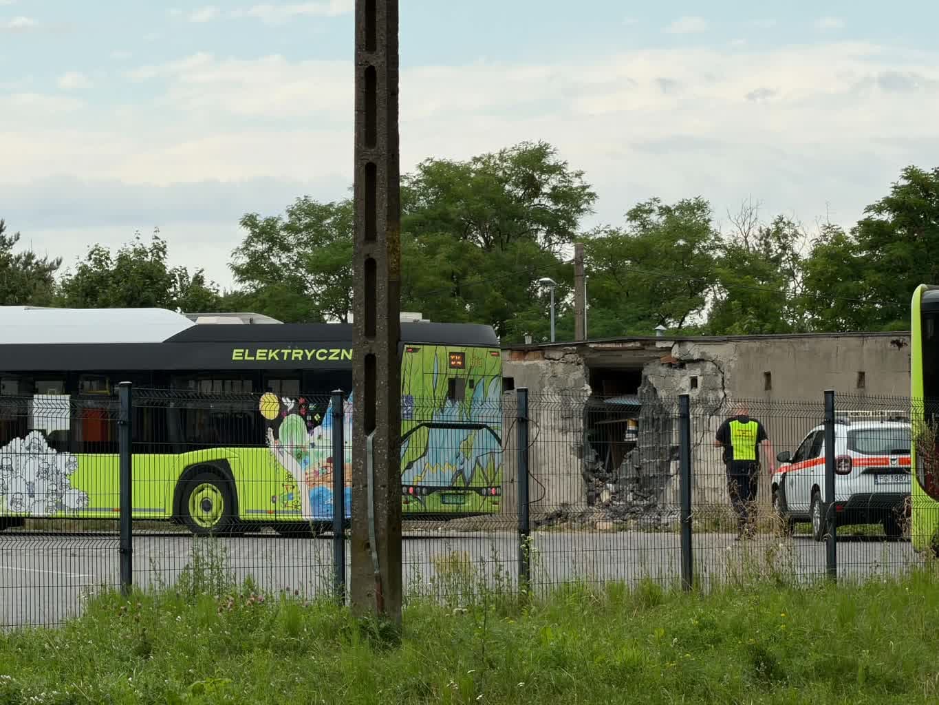 Autobus MZK uderzył w ścianę garażu. Nietypowe zdarzenie na pętli