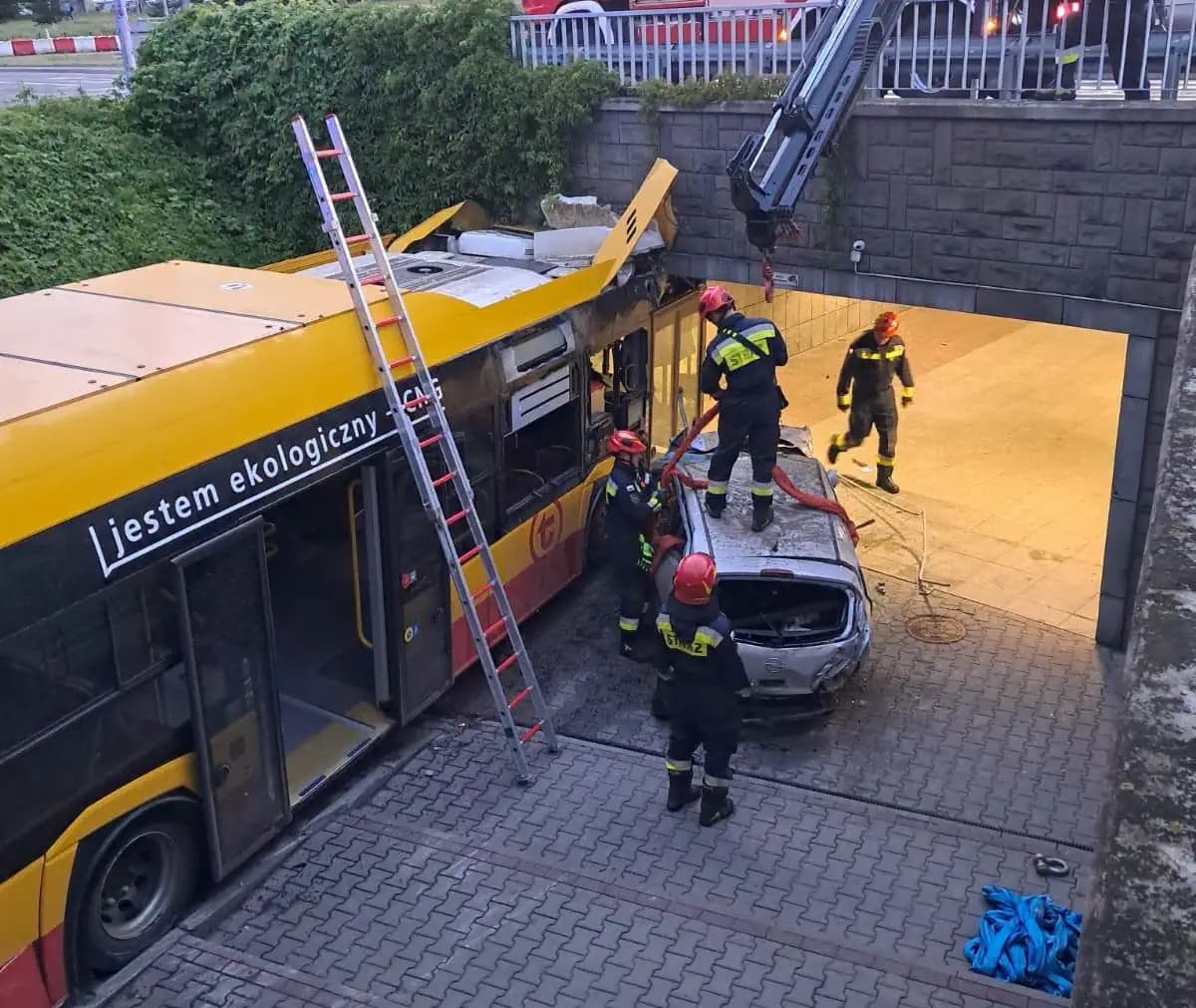 Autobus wjechał do tunelu. Prezes MZA: „To niemożliwe, żeby wszystkie układy zawiodły”