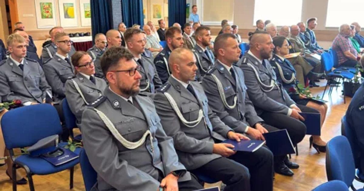 Awanse i medale dla puckich policjantów w Żelistrzewie