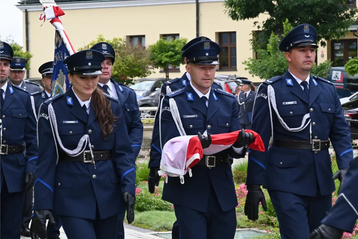 Awansowali i odebrali odznaczenia. Święto Policji na dziedzińcu sanockiego Zamku