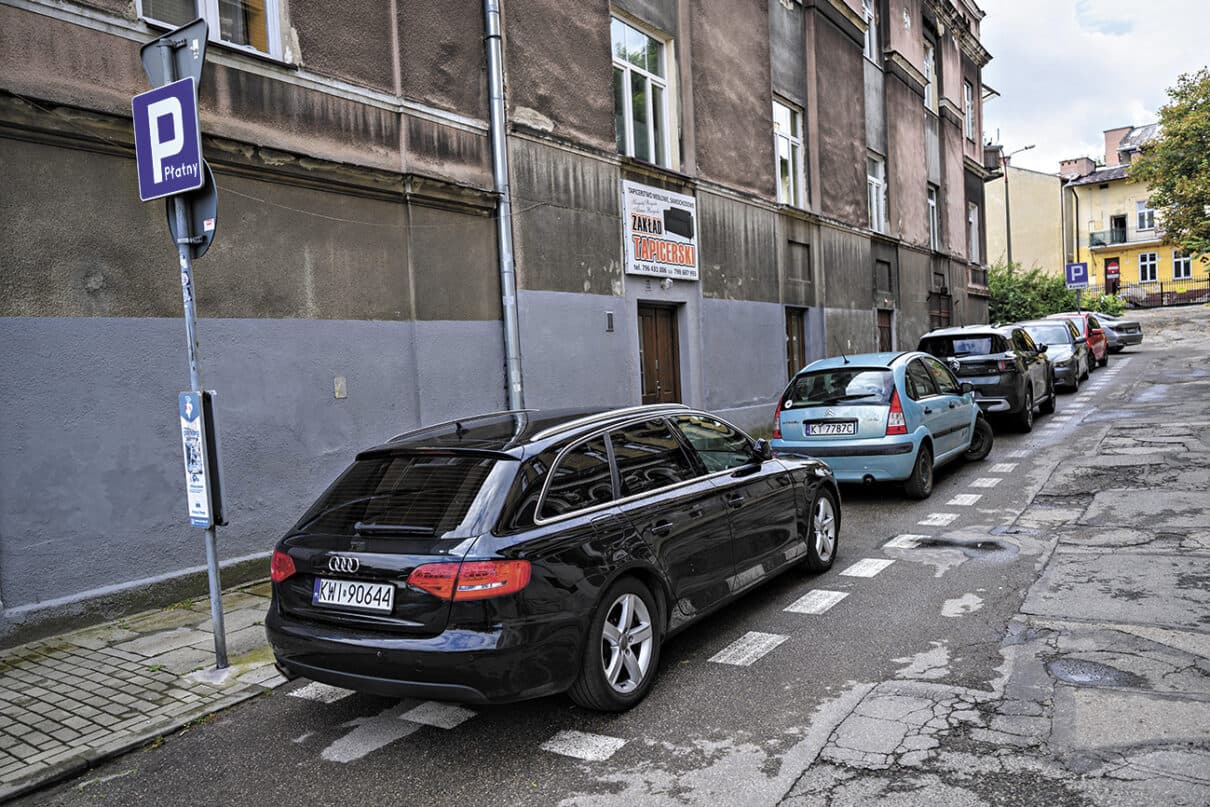 Awantura o parkingi w Tarnowie. Płacą abonamenty, lecz nie mają gdzie zaparkować
