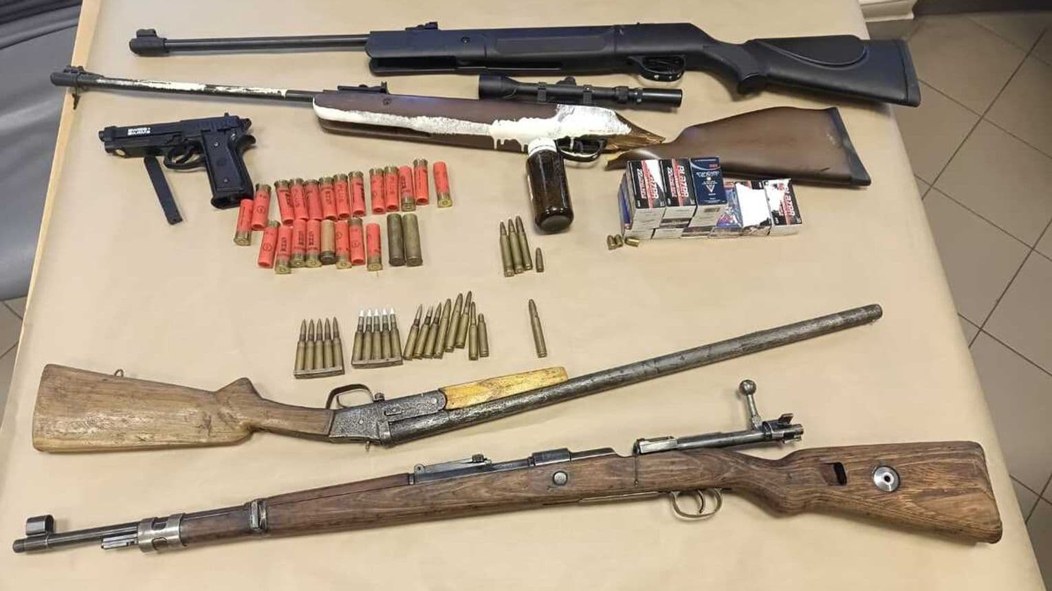 Awantura z arsenałem w tle: 53-latek trzymał w domu nielegalną broń