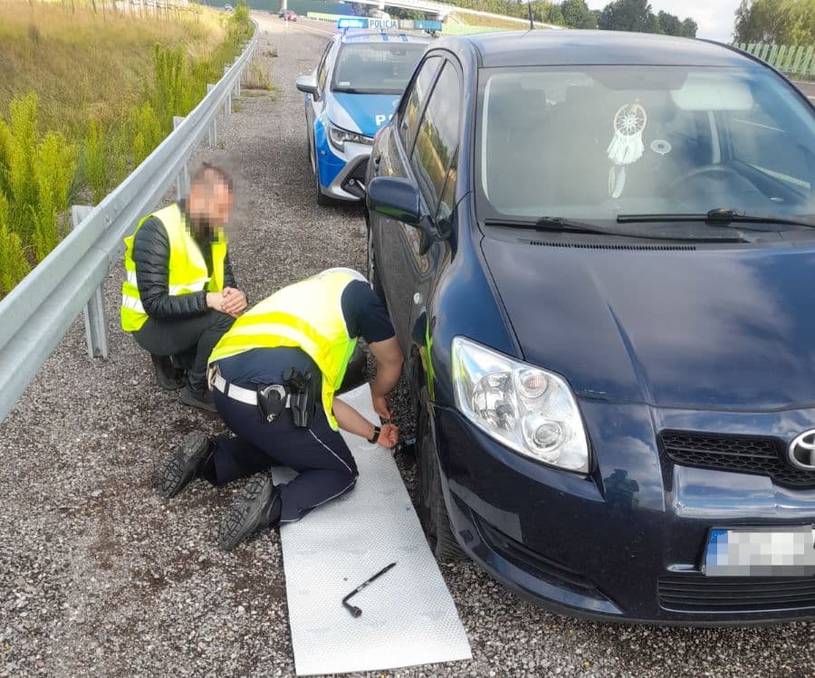Awaria na S7. Policjanci pomogli kierowcy