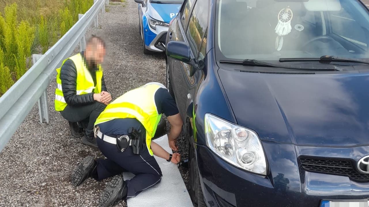 Awaria na S7. Policjanci pomogli kierowcy wrócić w trasę