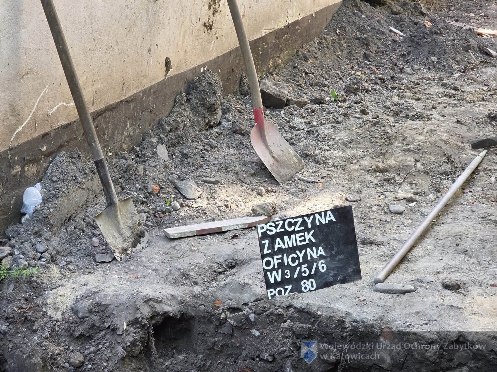 Badania archeologiczne przy Oficynie Zamkowej w Pszczynie. Odkryto pochówki z XVI wieku