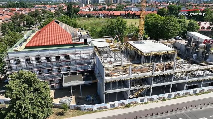 Basen we Wrzeszczu z lotu ptaka. Jest czerwona dachówka