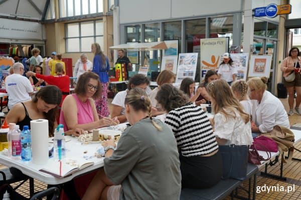 BAZAR Inicjatyw Społecznych wypełnił Miejskie Hale Targowe energią trzeciego sektora