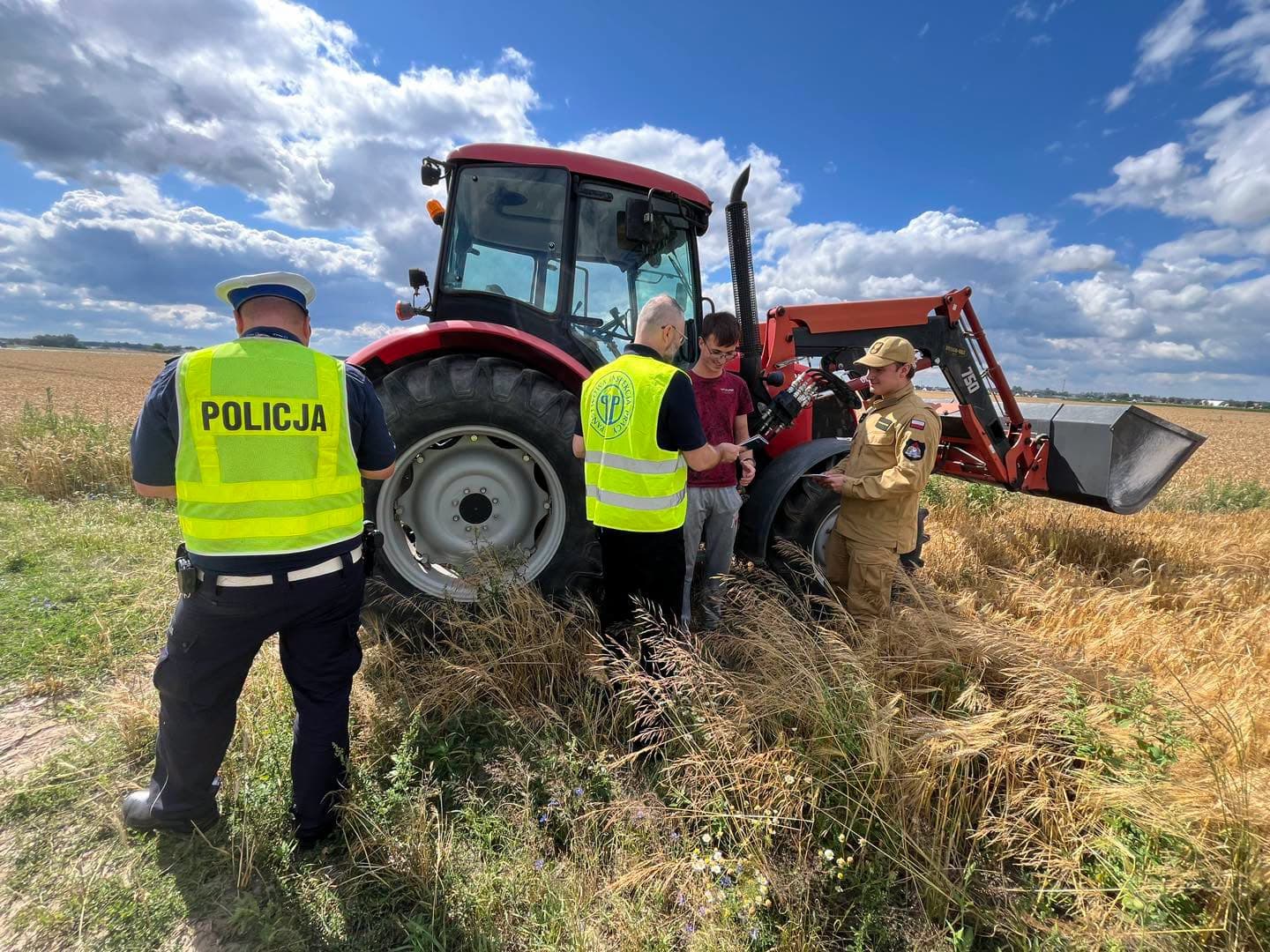 Bezpieczne żniwa w powiecie gnieźnieńskim. Policja, PIP, KRUS i strażacy przypominają rolnikom o zasadach