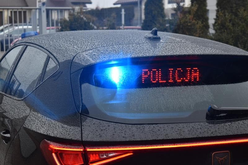 Bezpośredni odnośnik do 38-latka, która zakłócała spokój oraz porządek publiczny miała przy sobie narkotyki i była poszukiwana
