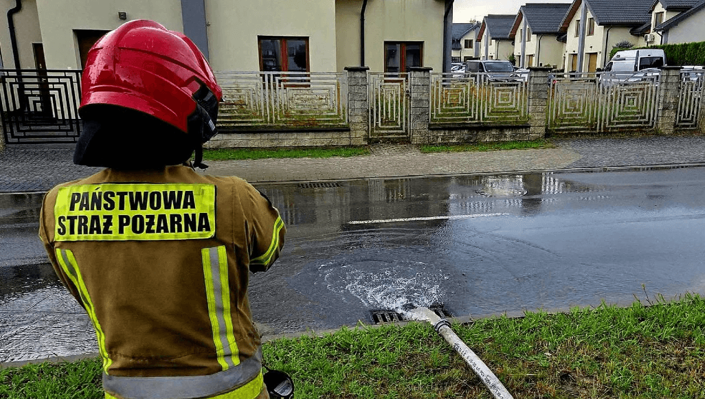 Biała Podlaska po ulewie. Setki interwencji strażaków, zalany szpital i ulice