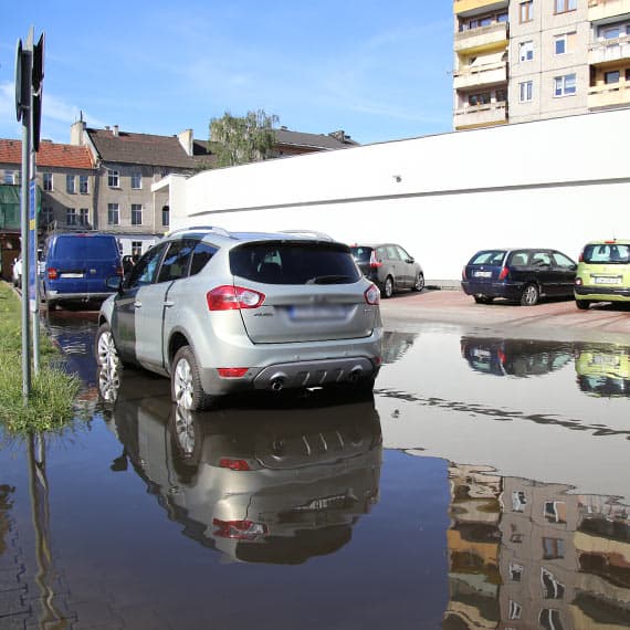 Biedronka zapewniała, że problem zniknął. Kałuża nadal zalewa parking