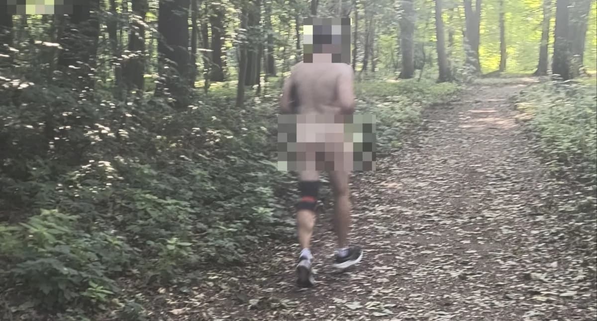 Biegał nago po parku, miał tylko buty i sł…