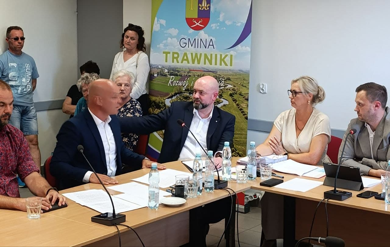 Blisko 1300 podpisów przeciwko wiatrakom w gminie Trawniki. Poseł Bartłomiej Pejo interweniuje