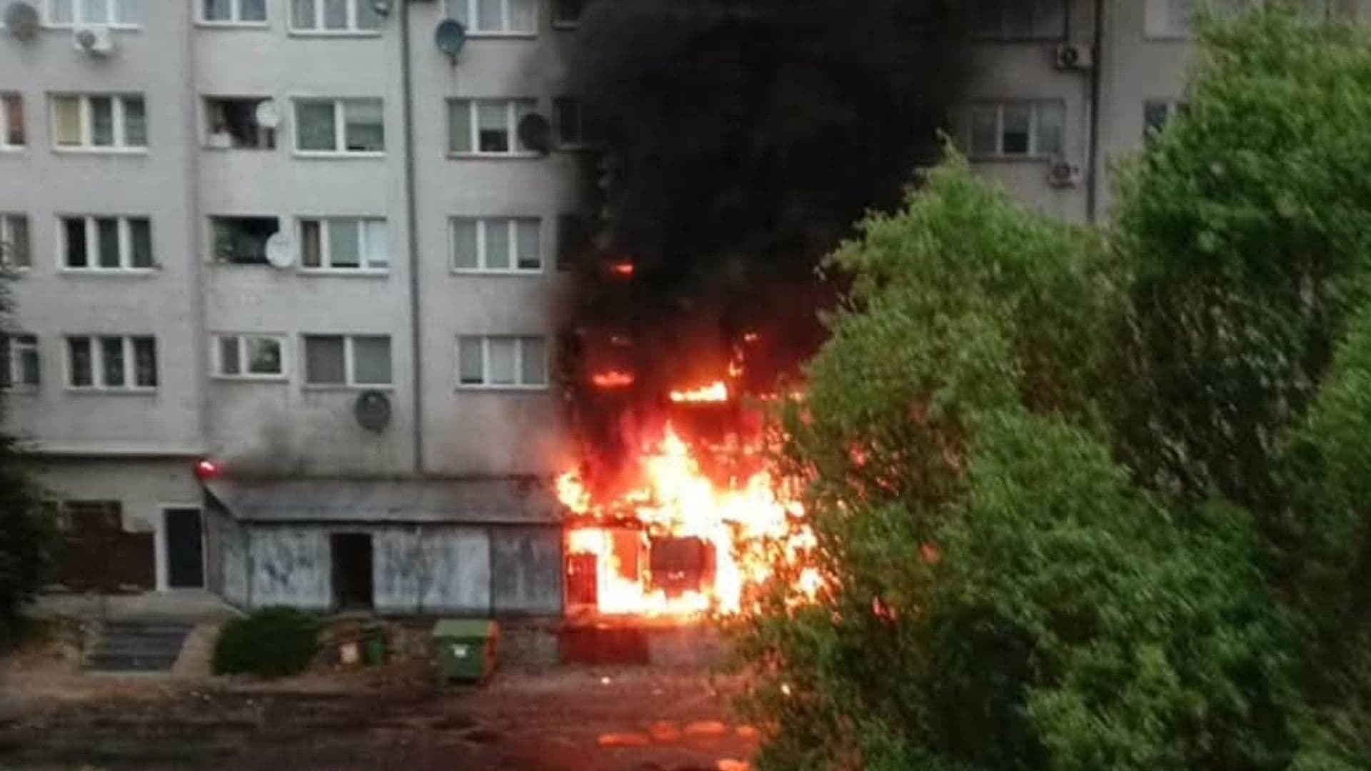 Blok w ogniu na Dolnym Śląsku. Służby z całego powiatu w akcji