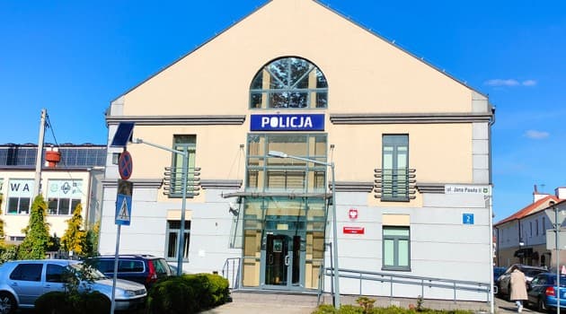 Błonie. Wjechał autem w ogrodzenie. Miał 2,4 promila