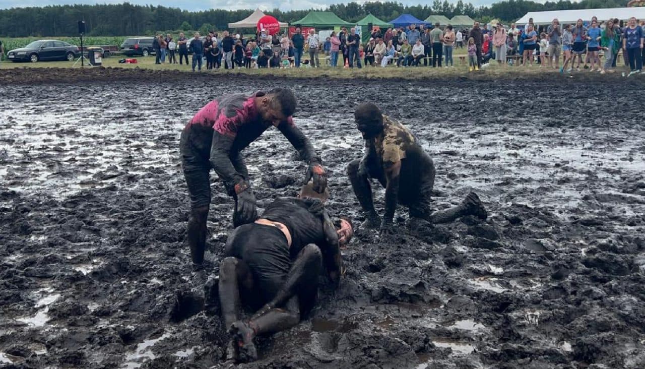 Błotne pojedynki, ziemniaczane przysmaki i rodzinna zabawa. Tuczna ponownie przyciągnęła tłumy