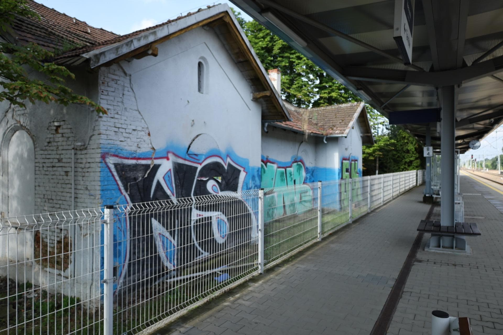 Błoto, ciemność i dworzec w ruinie. Mieszkańcy apelują o remont stacji Kraków-Bieżanów