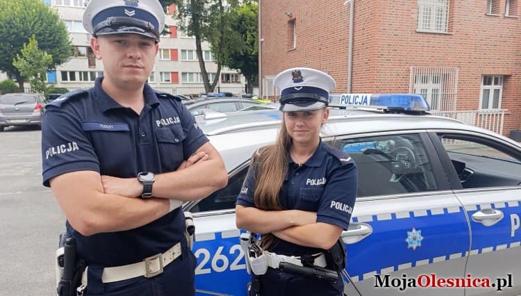 Błyskawiczna interwencja policjantów z drogówki uratowała życie mężczyzny