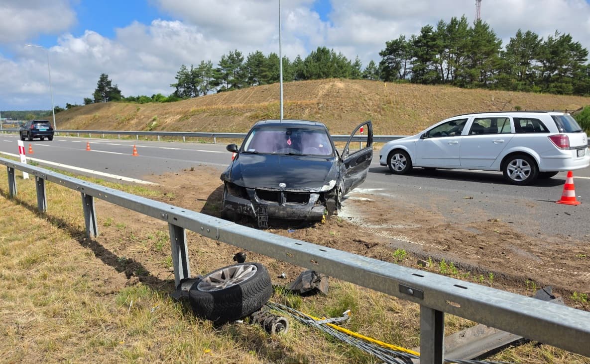 BMW wprost w bariery na krajowej „trójce”! Jedna osoba poszkodowana pod Dargobądzem